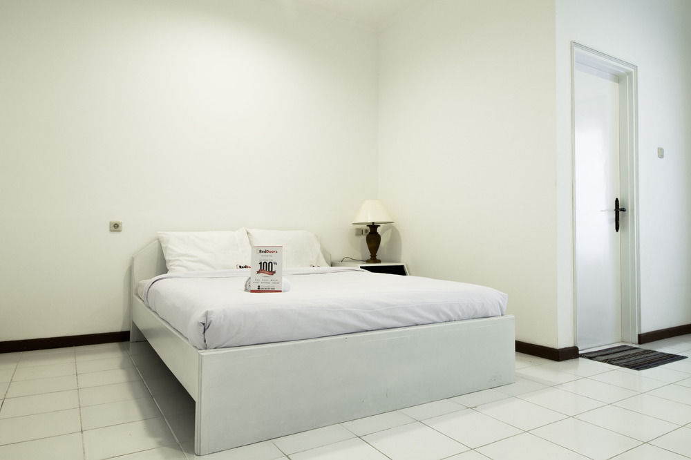 Reddoorz Plus @ Tendean Jakarta Exterior photo