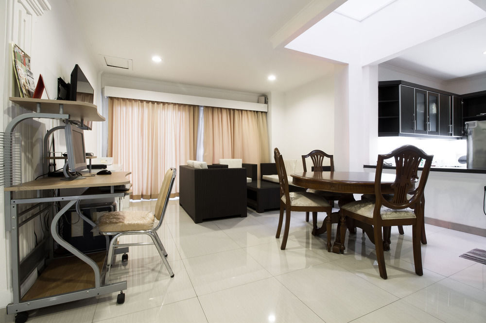 Reddoorz Plus @ Tendean Jakarta Exterior photo