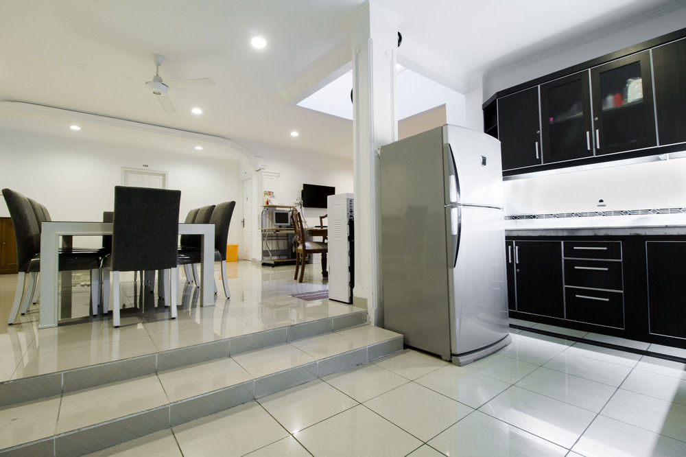 Reddoorz Plus @ Tendean Jakarta Exterior photo