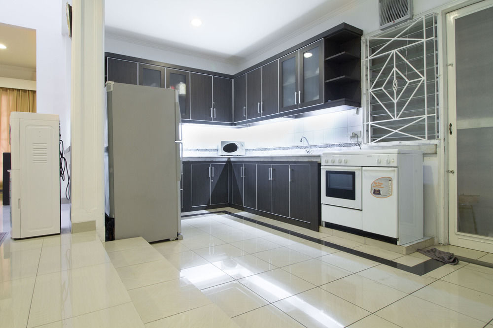 Reddoorz Plus @ Tendean Jakarta Exterior photo