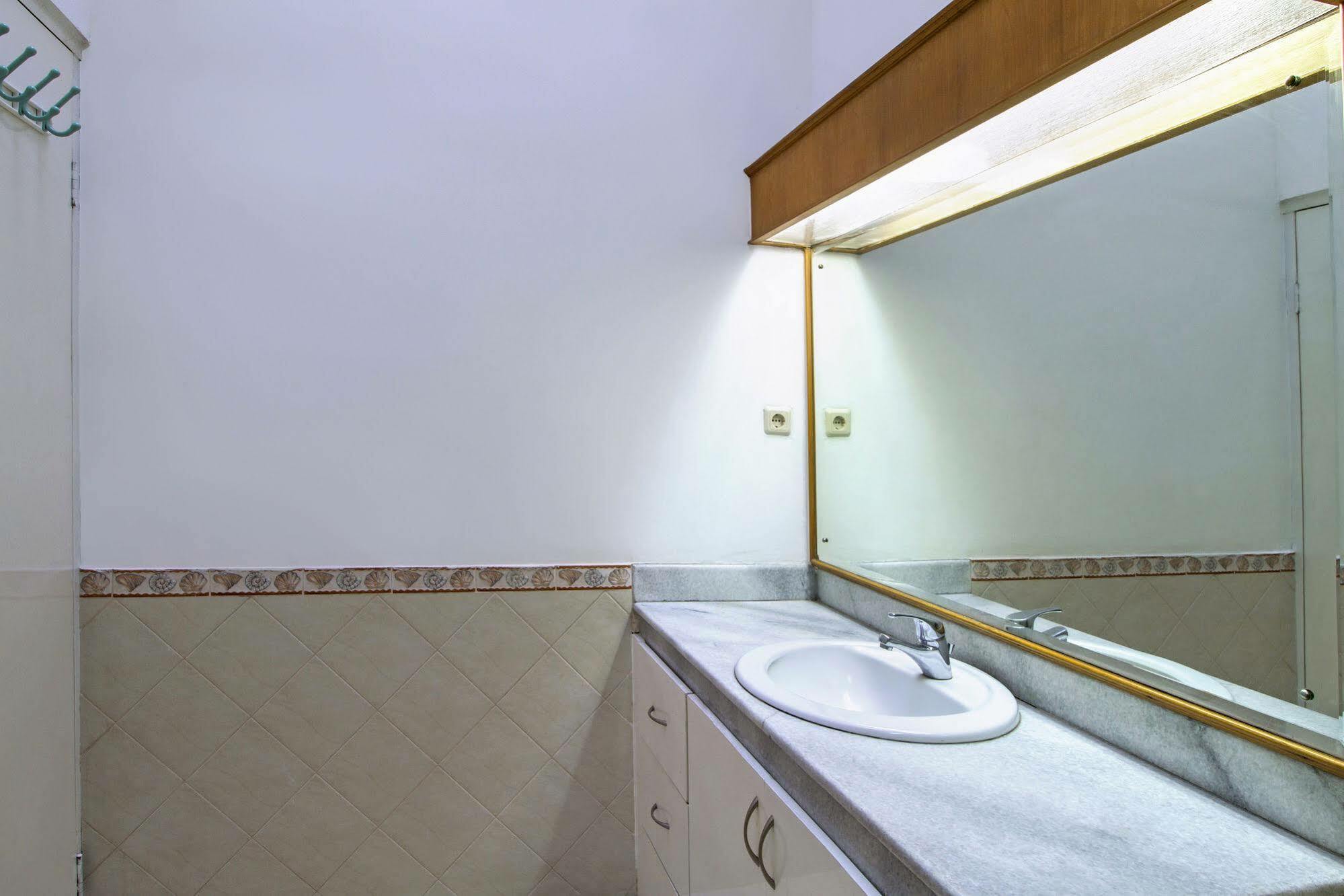 Reddoorz Plus @ Tendean Jakarta Exterior photo
