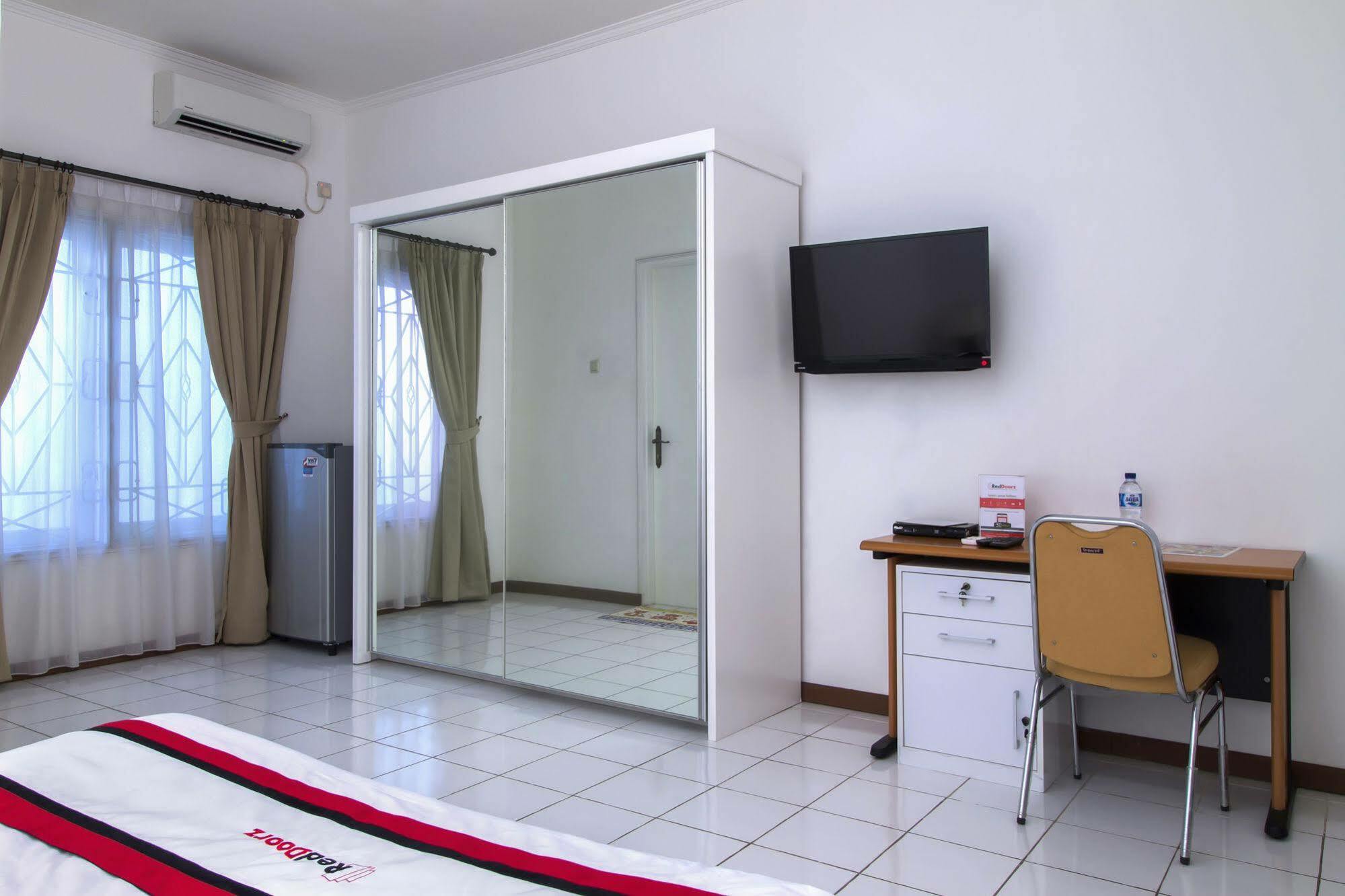 Reddoorz Plus @ Tendean Jakarta Exterior photo