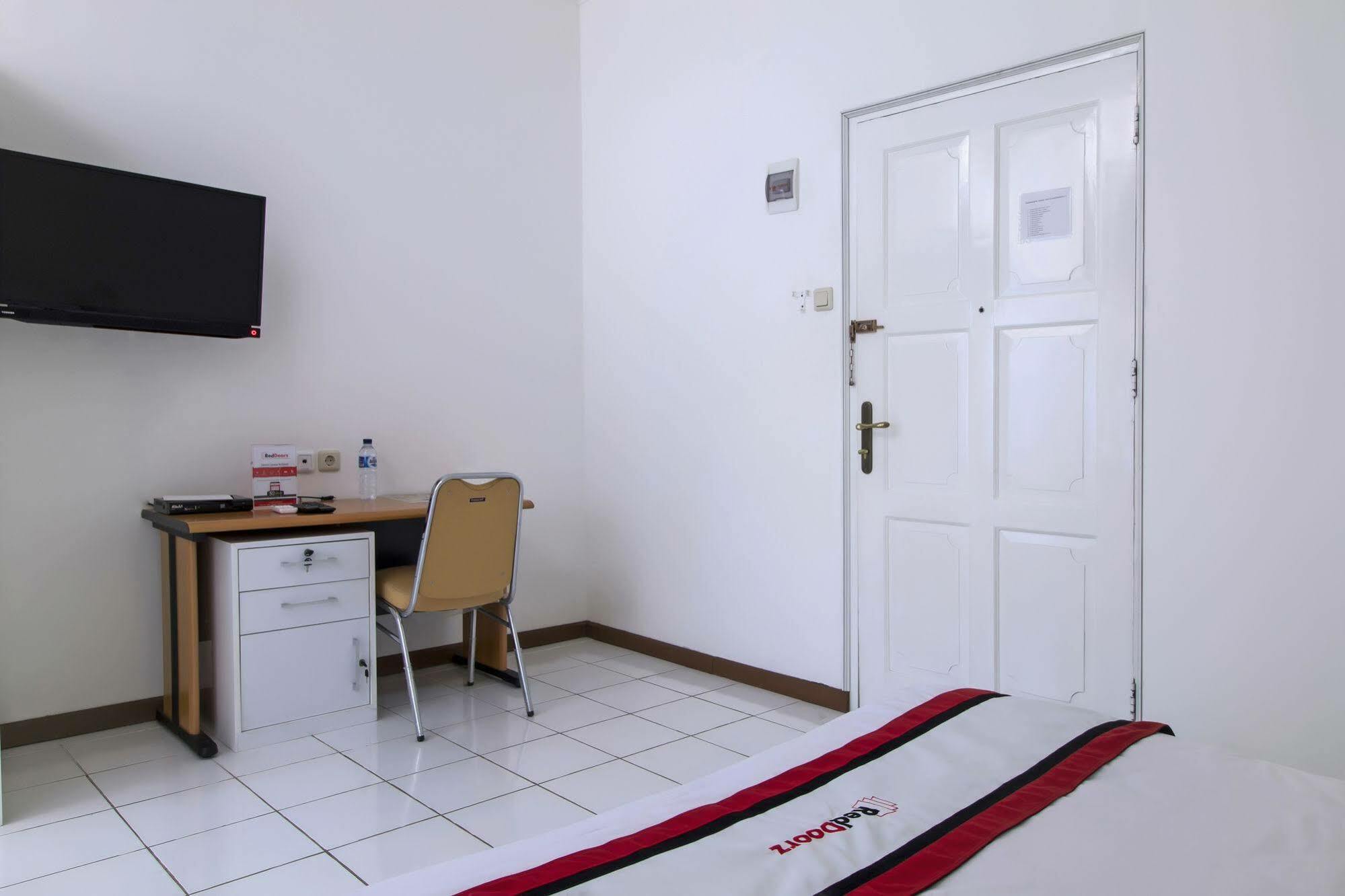 Reddoorz Plus @ Tendean Jakarta Exterior photo